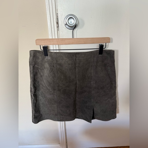 BlankNYC Suede Mini Skirt in Roadtrip, size 31 - Picture 3 of 8